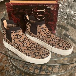 Cute Leopard print shoes! Brand: Cushionaire. Size: 8 in women!